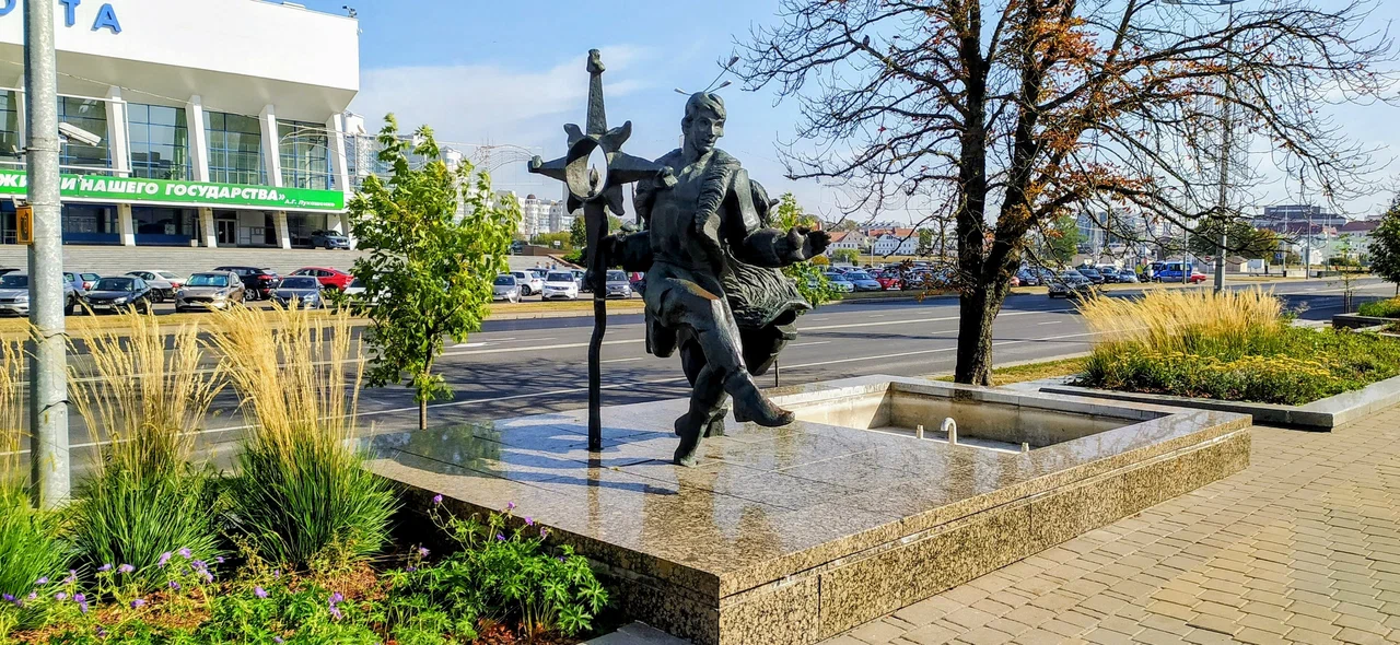 Скульптуры на проспекте Победителей (Времена года)