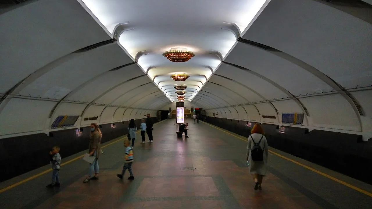 Станция метро "Парк Челюскинцев"