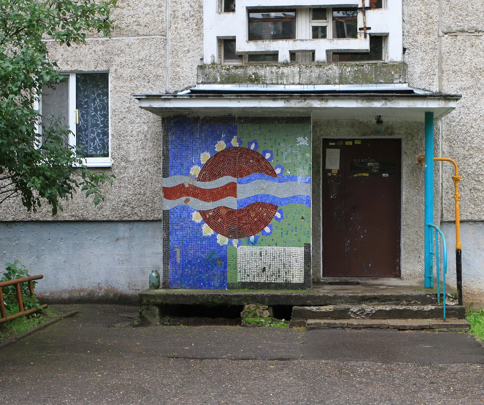 Мозаики на подъездах д. 153 (2), ул. Молодежная