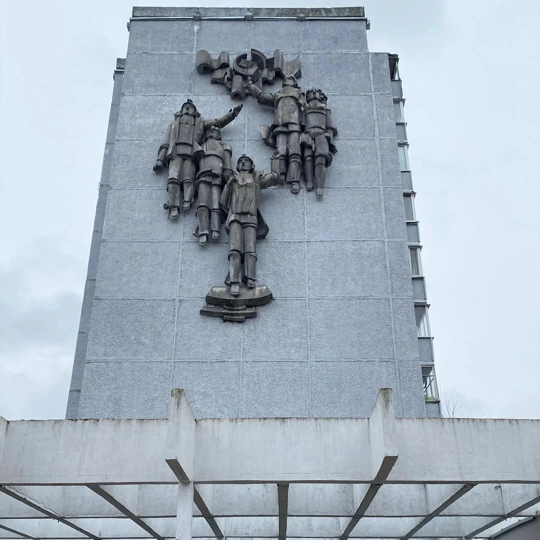 Горельеф на фасаде жилого дома