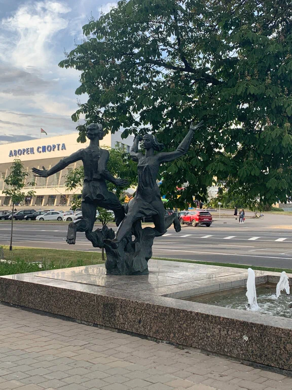 Скульптуры на проспекте Победителей (Времена года)