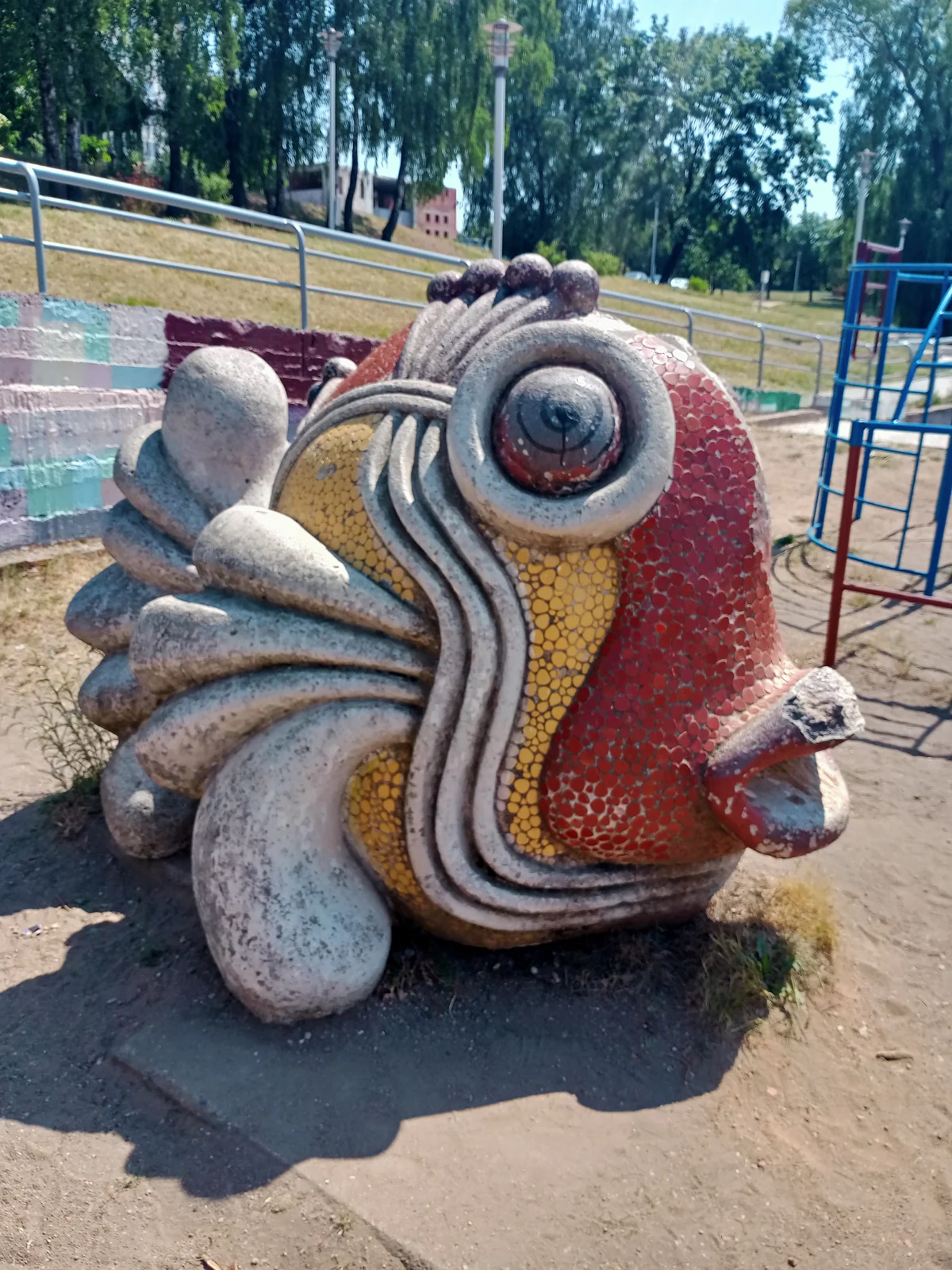 Сказочные скульптуры животных в Тучинском сквере