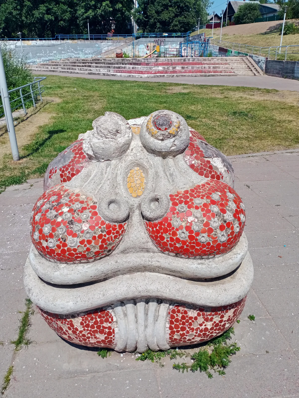 Сказочные скульптуры животных в Тучинском сквере