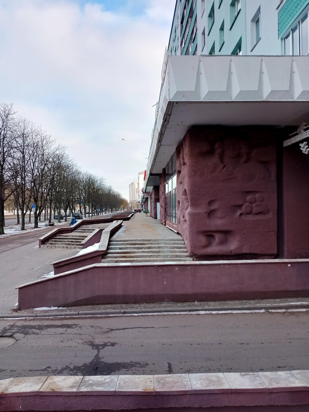 Рельефы на жилом доме по улице Богдановича