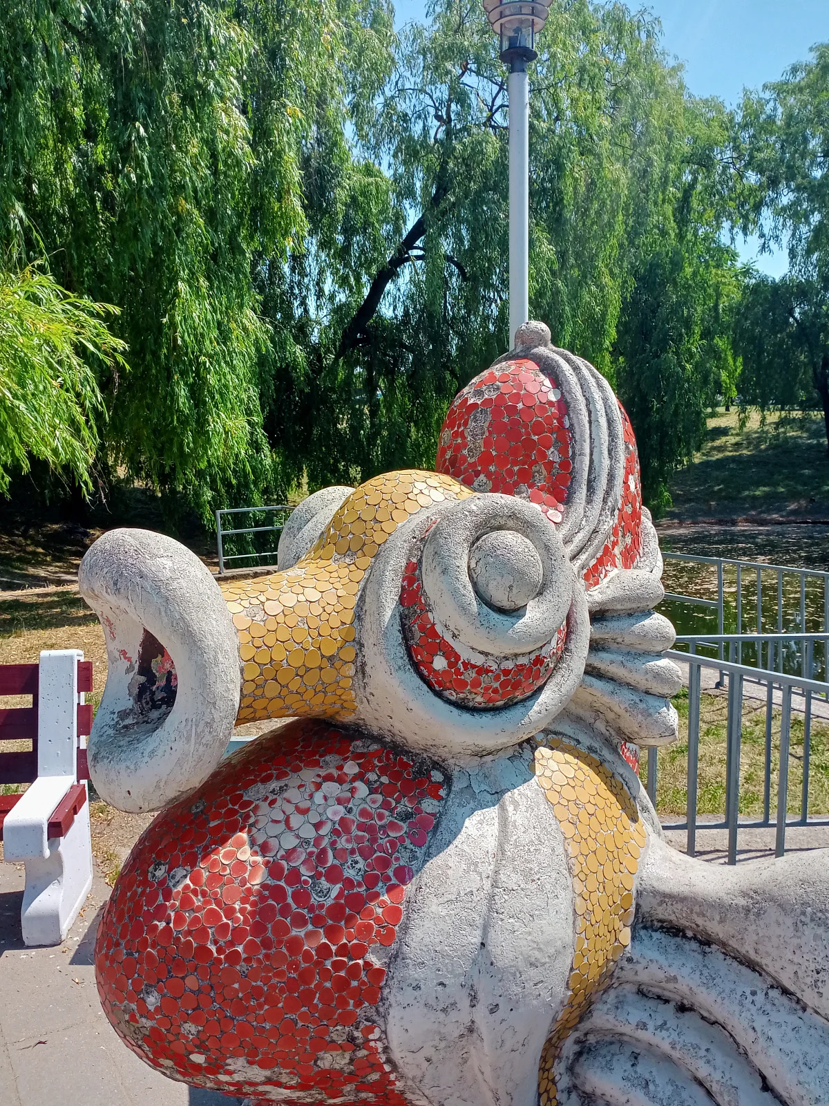 Сказочные скульптуры животных в Тучинском сквере
