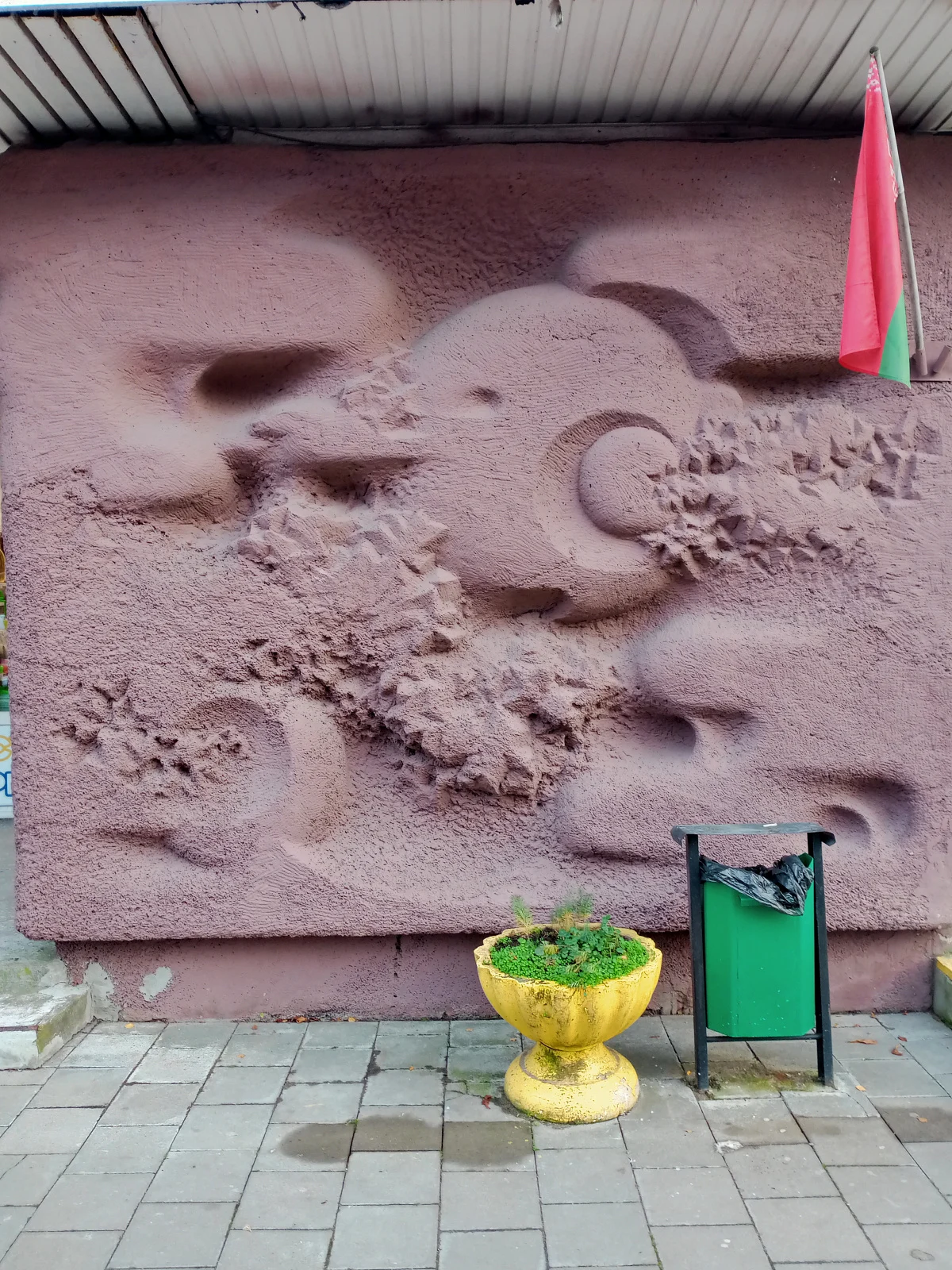 Рельефы на жилом доме по улице Богдановича
