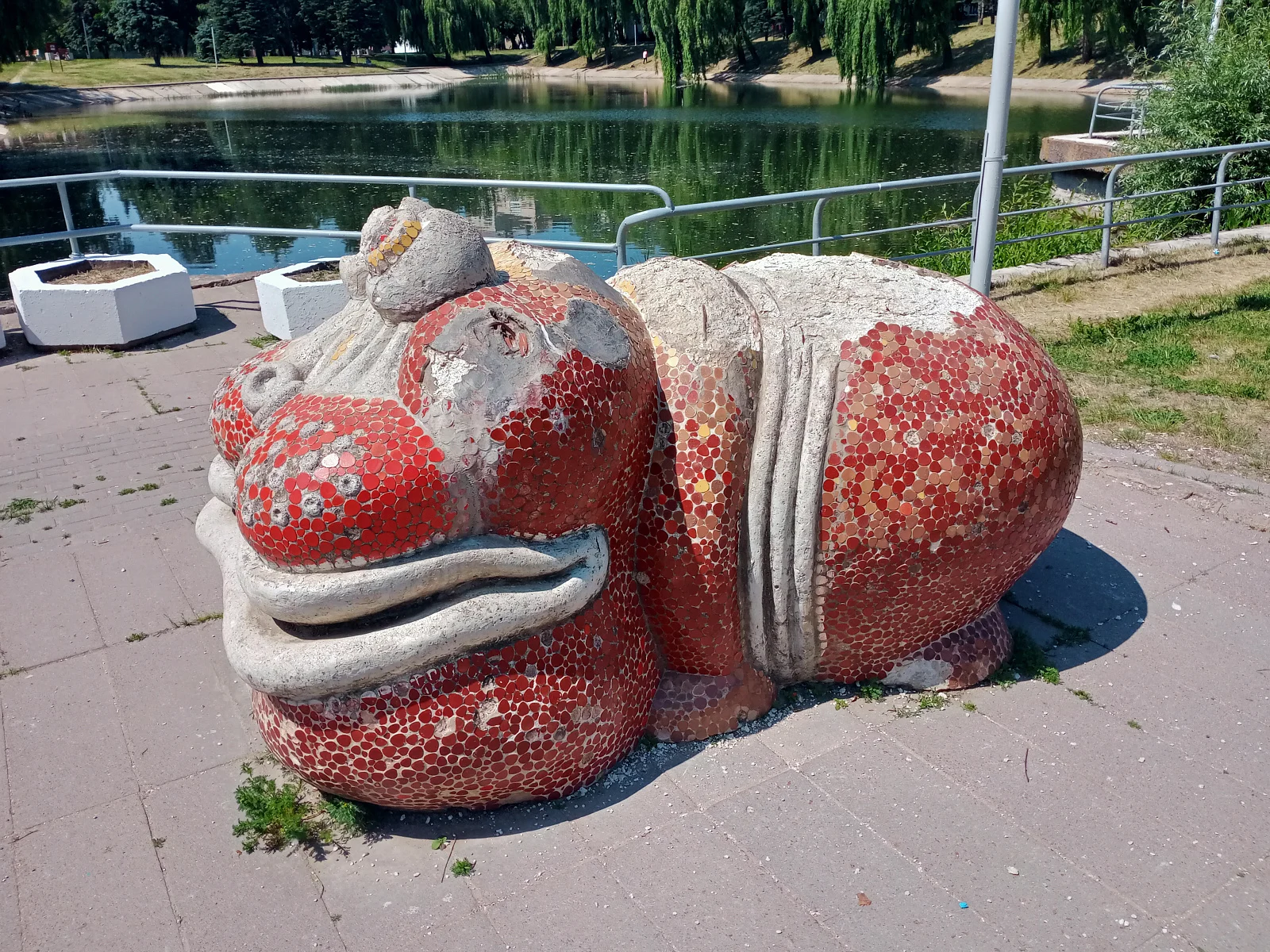 Сказочные скульптуры животных в Тучинском сквере