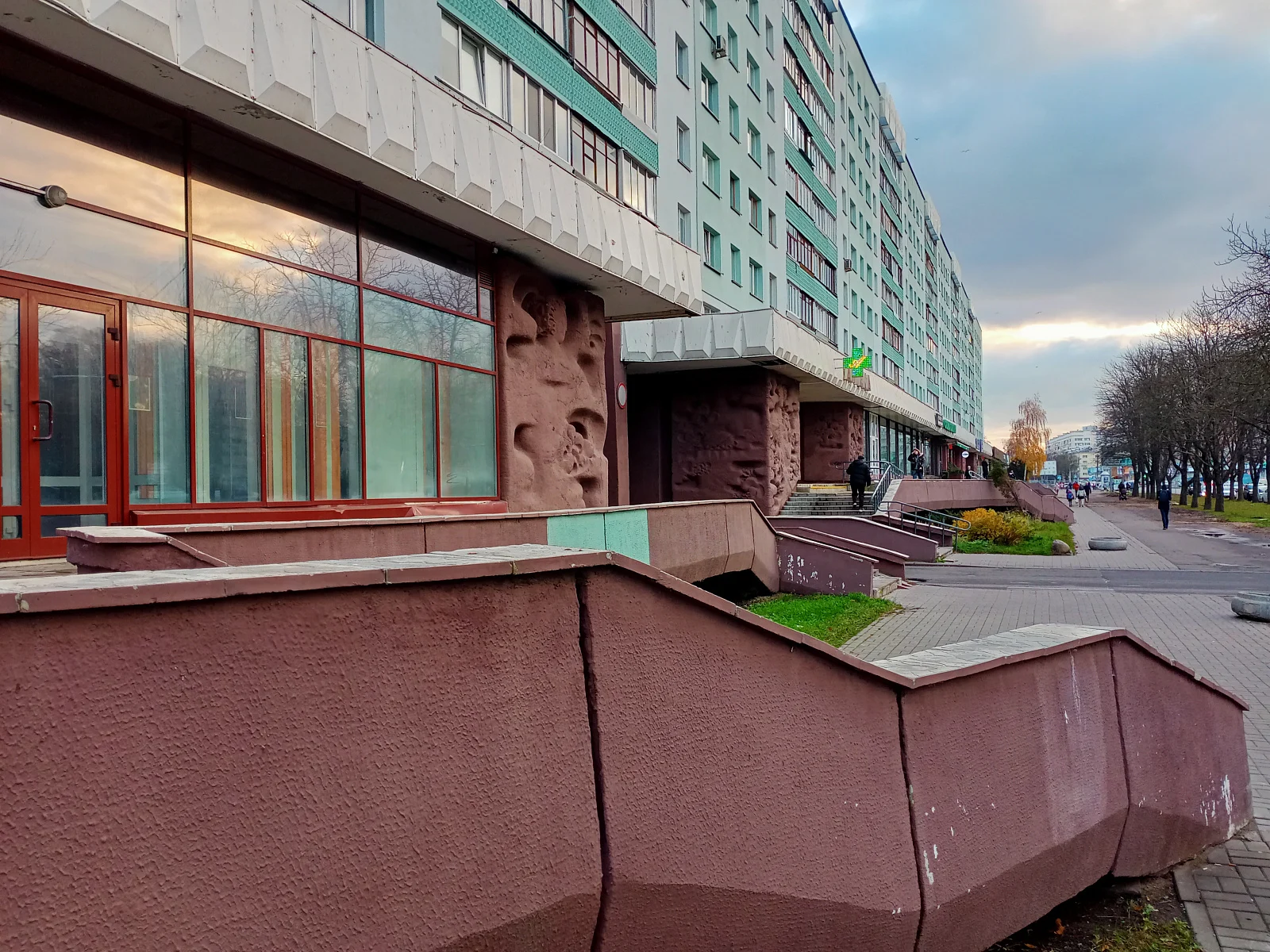 Рельефы на жилом доме по улице Богдановича
