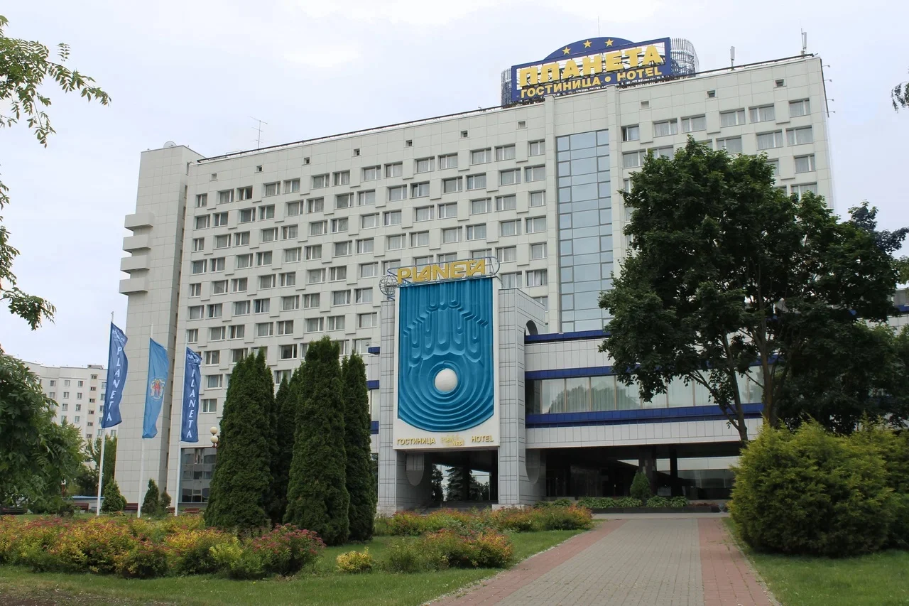 Гостиница Планета барельеф