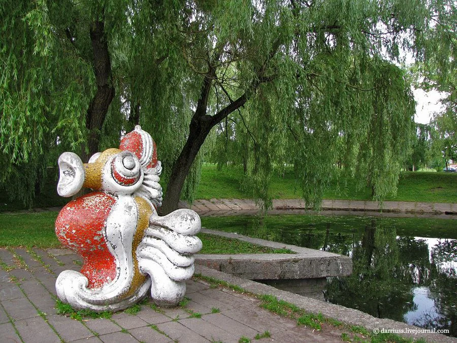Сказочные скульптуры животных в Тучинском сквере