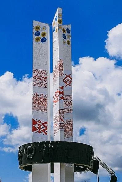 Монумент дружбы Три сестры