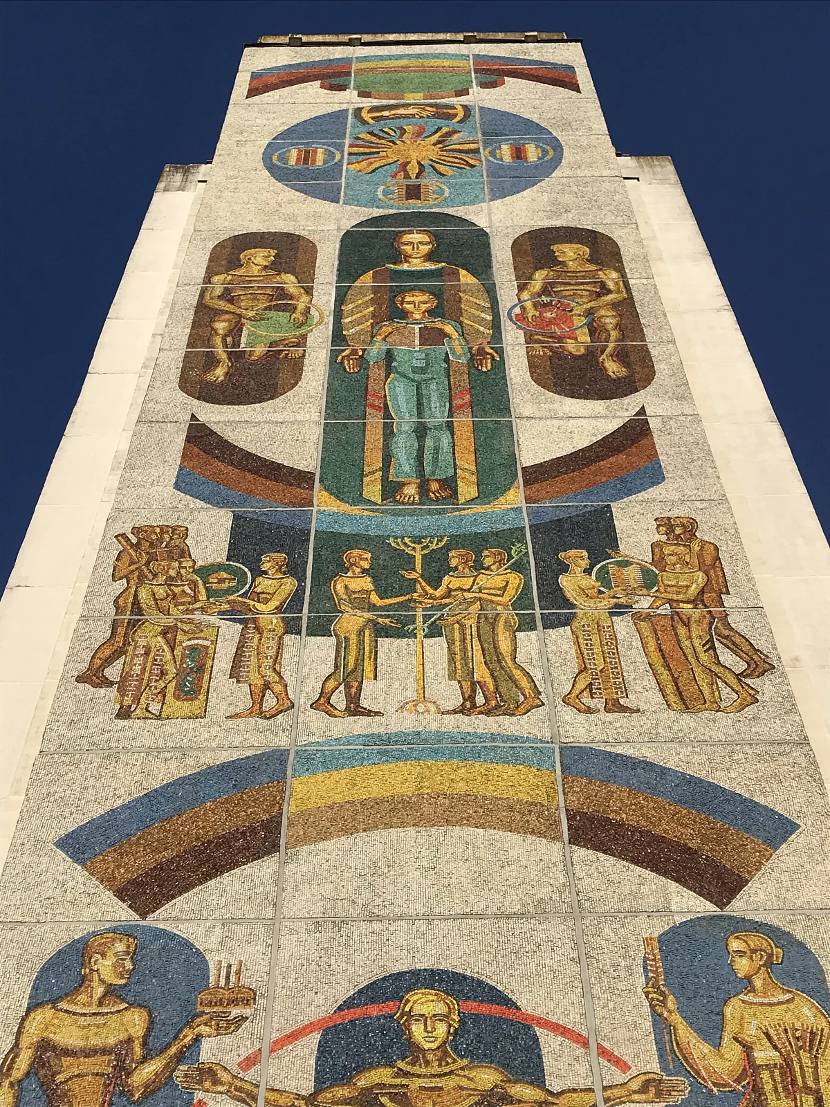 Мозаичные панно «Город герой», «Город культуры»,  «Город-строитель», «Город науки» в микрорайоне Восток.