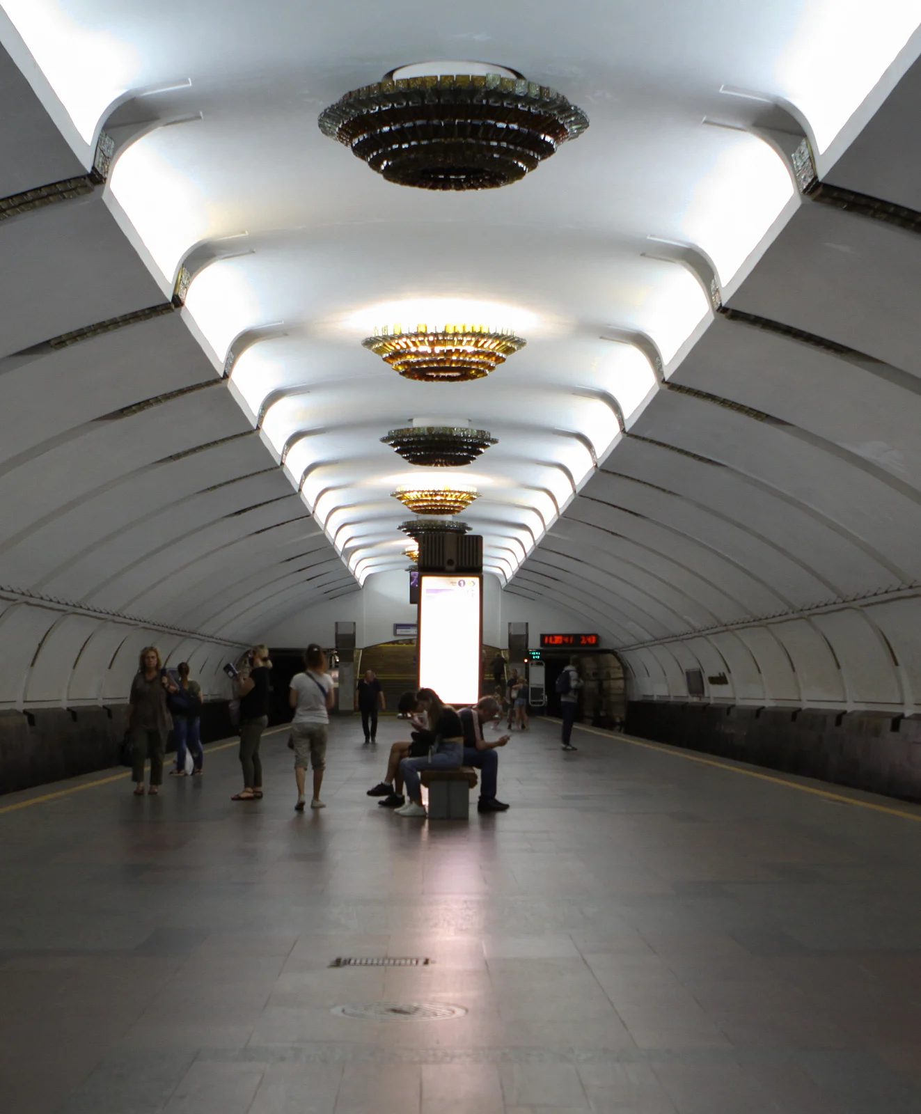 Станция метро "Парк Челюскинцев"