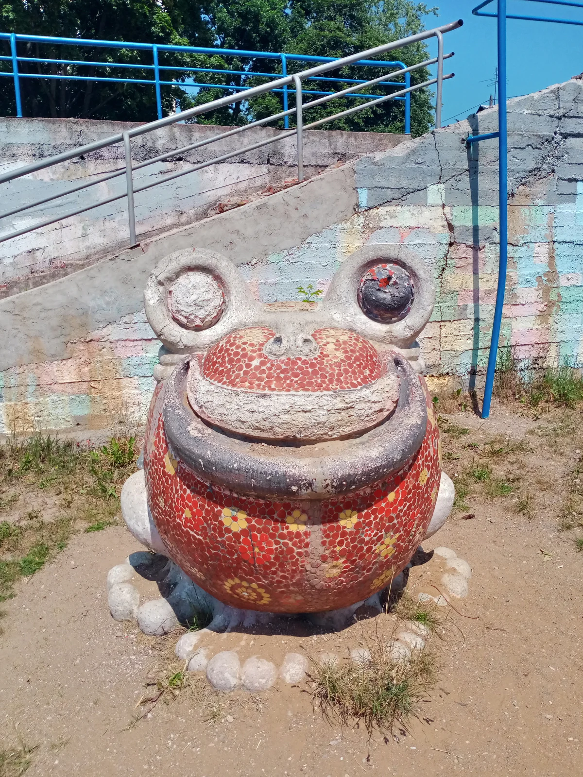 Сказочные скульптуры животных в Тучинском сквере