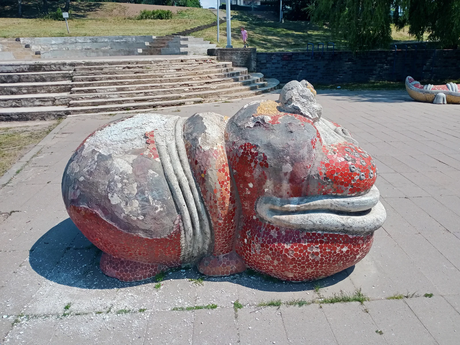 Сказочные скульптуры животных в Тучинском сквере