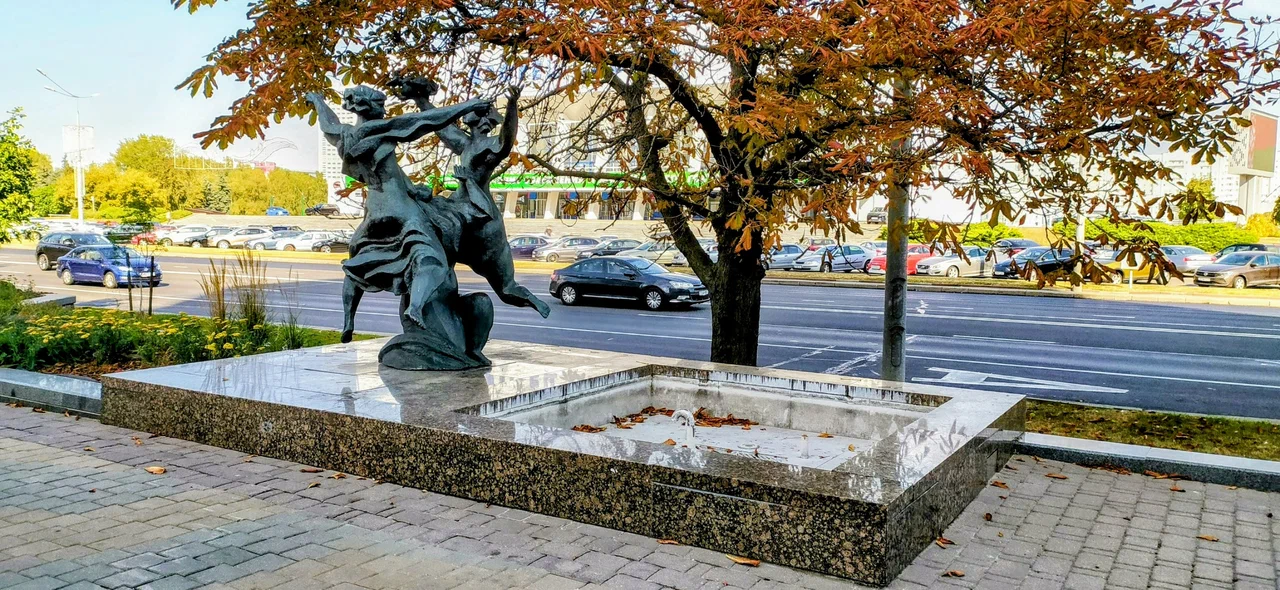 Скульптуры на проспекте Победителей (Времена года)
