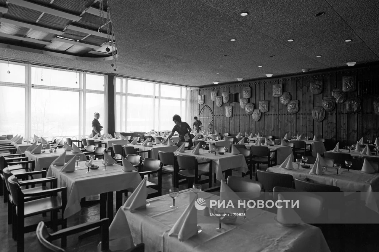 Чеканные композиции, керамические панно, витражи «Наш город» в гостинице «Юбилейная»