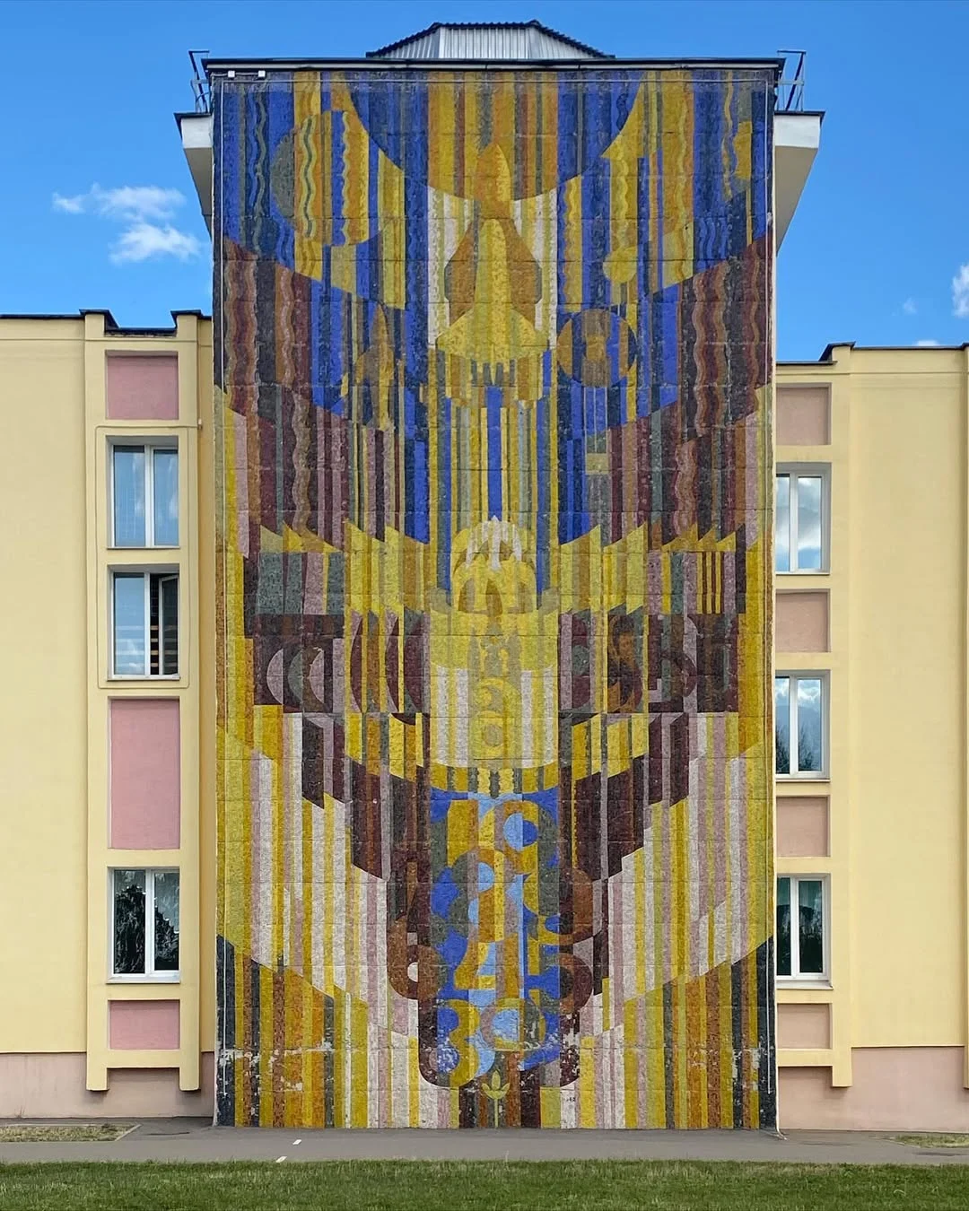 Мозаика на гимназии №1 им. Ж.И. Алферова
