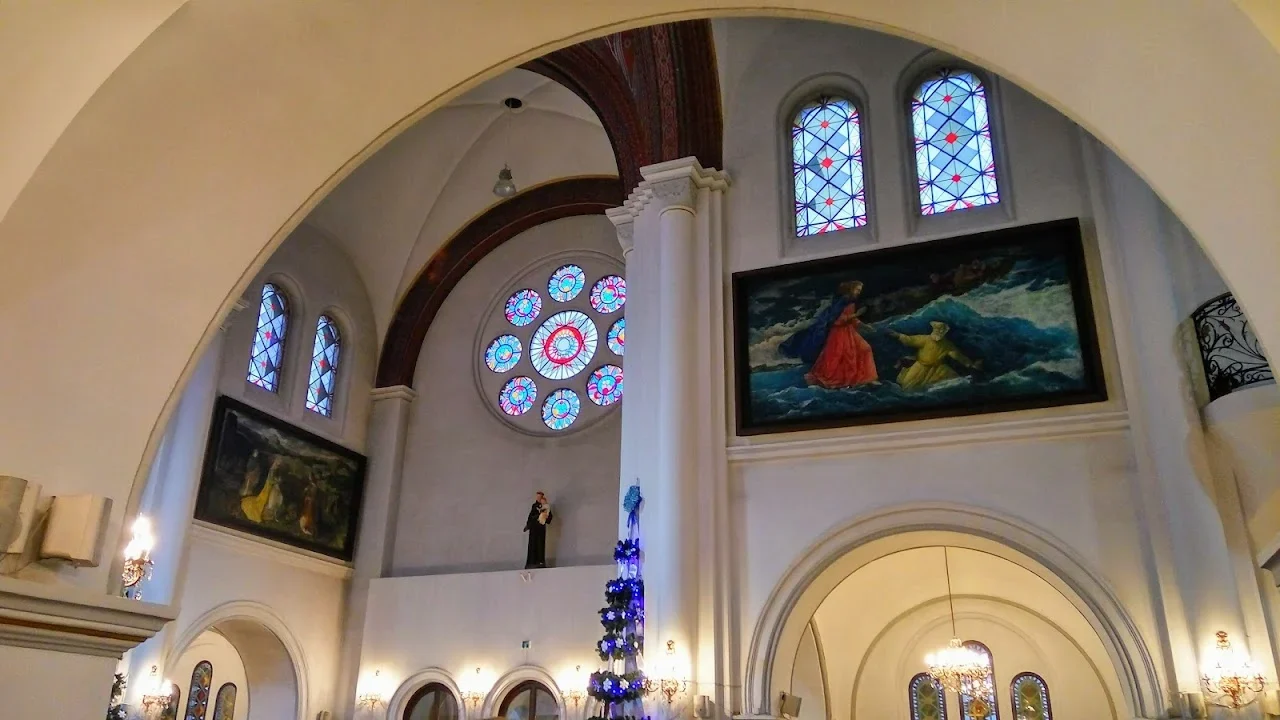 Витражи в Костёле Святых Симона и Елены
