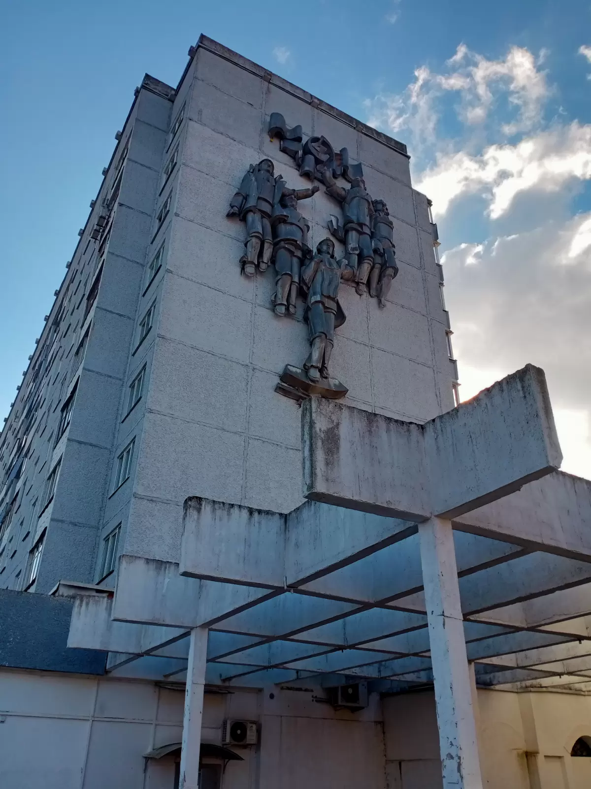 Горельеф на фасаде жилого дома