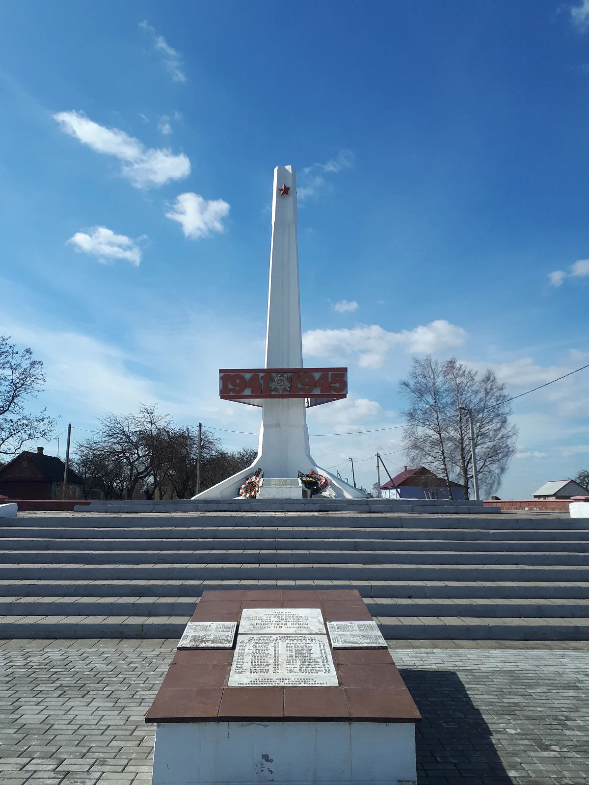 Обелиск на братской могиле, аг. Остромечево