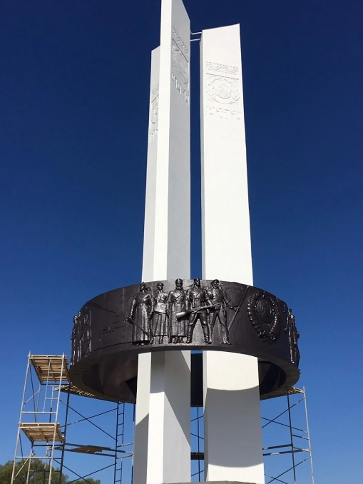 Монумент дружбы Три сестры