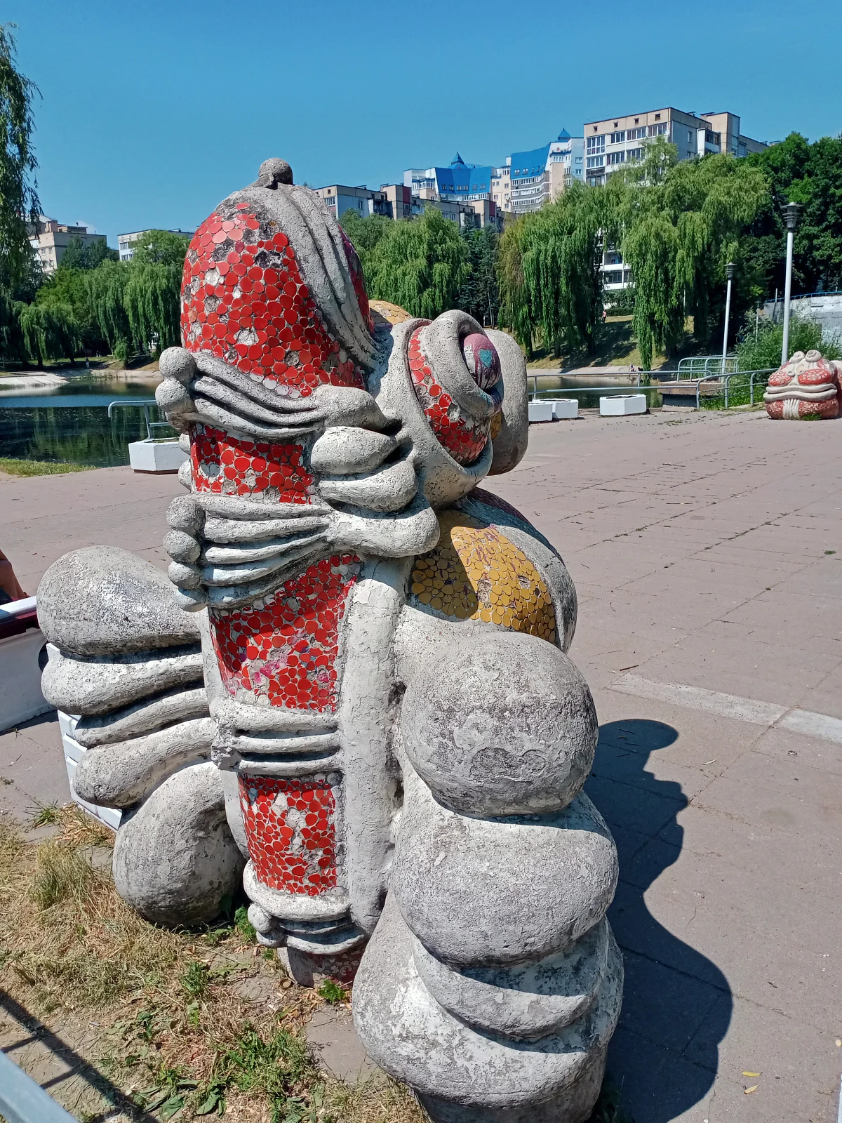 Сказочные скульптуры животных в Тучинском сквере