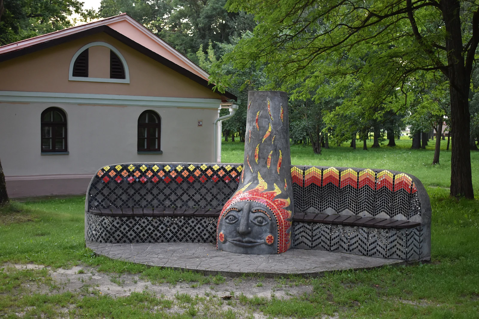 скамья в память о керамисте Антоне Токаревском