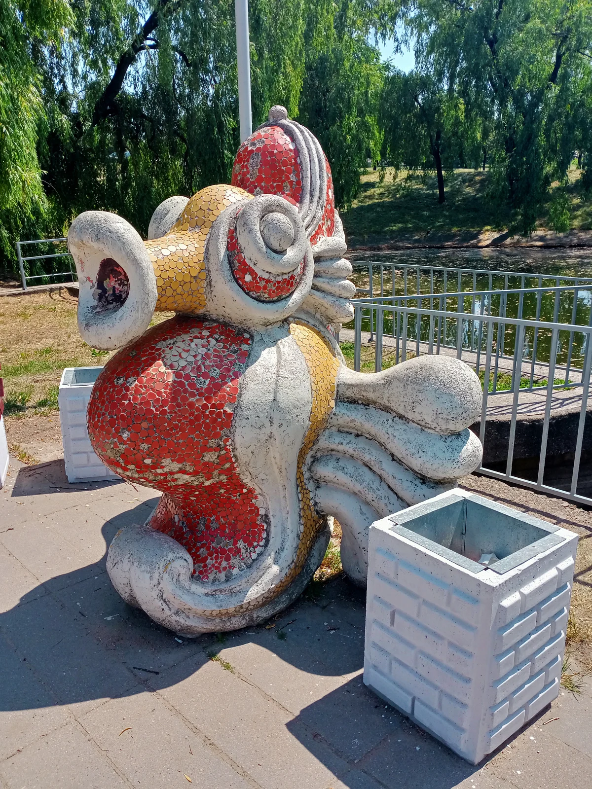 Сказочные скульптуры животных в Тучинском сквере