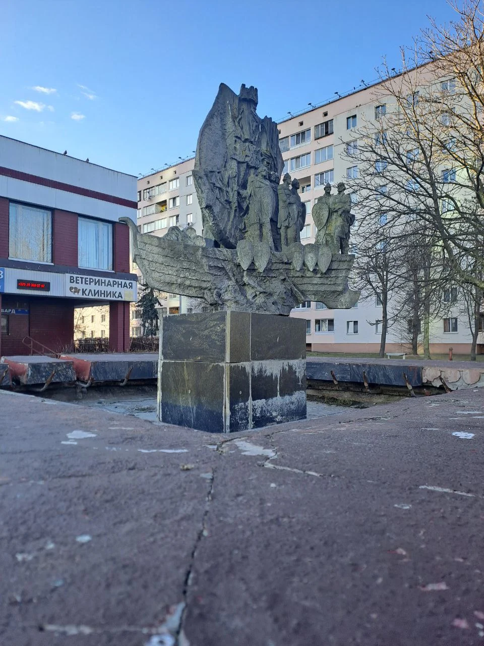 Фонтан со скульптурой «Кривичи»