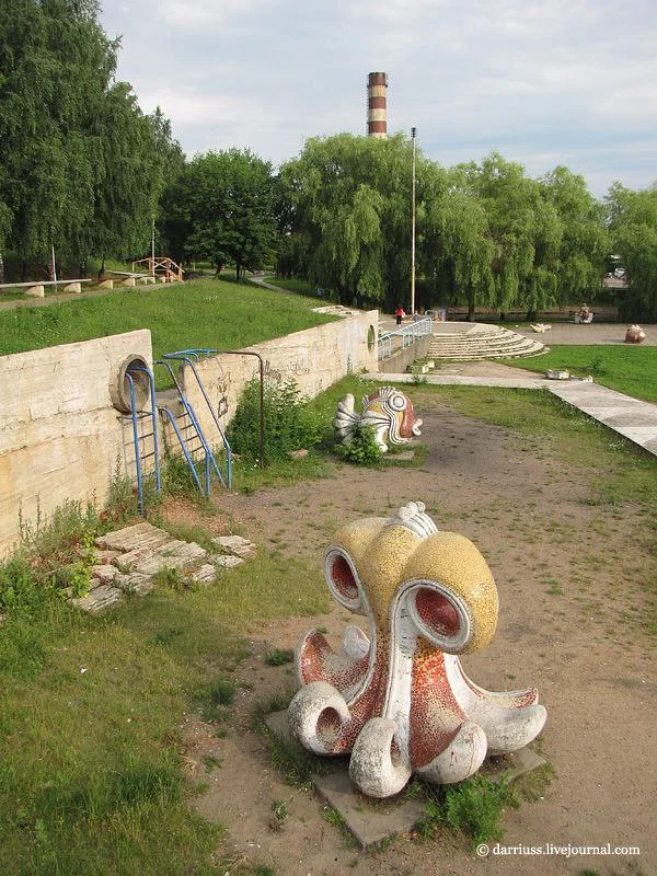Сказочные скульптуры животных в Тучинском сквере