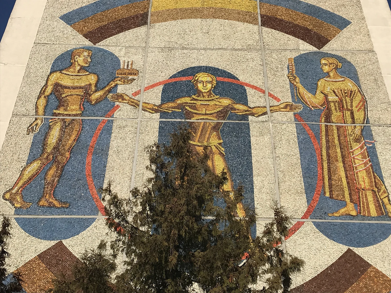 Мозаичные панно «Город герой», «Город культуры»,  «Город-строитель», «Город науки» в микрорайоне Восток.