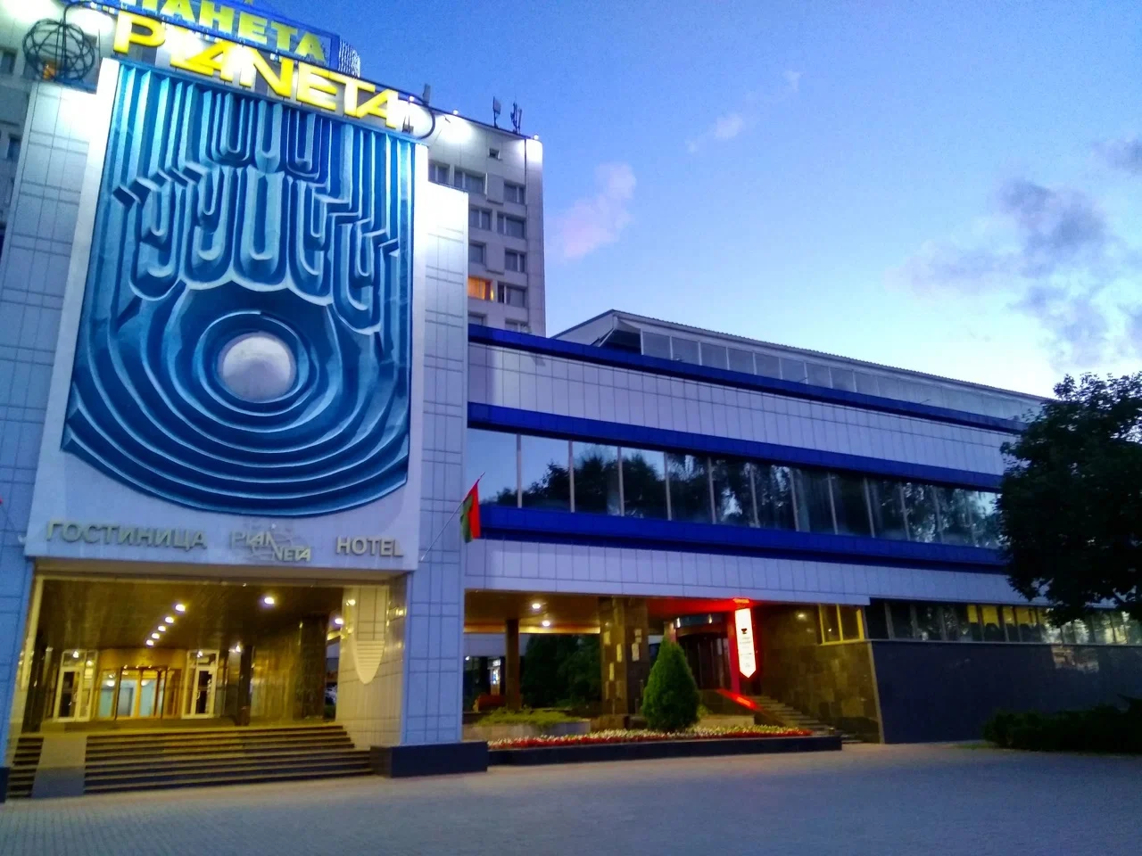 Гостиница Планета барельеф
