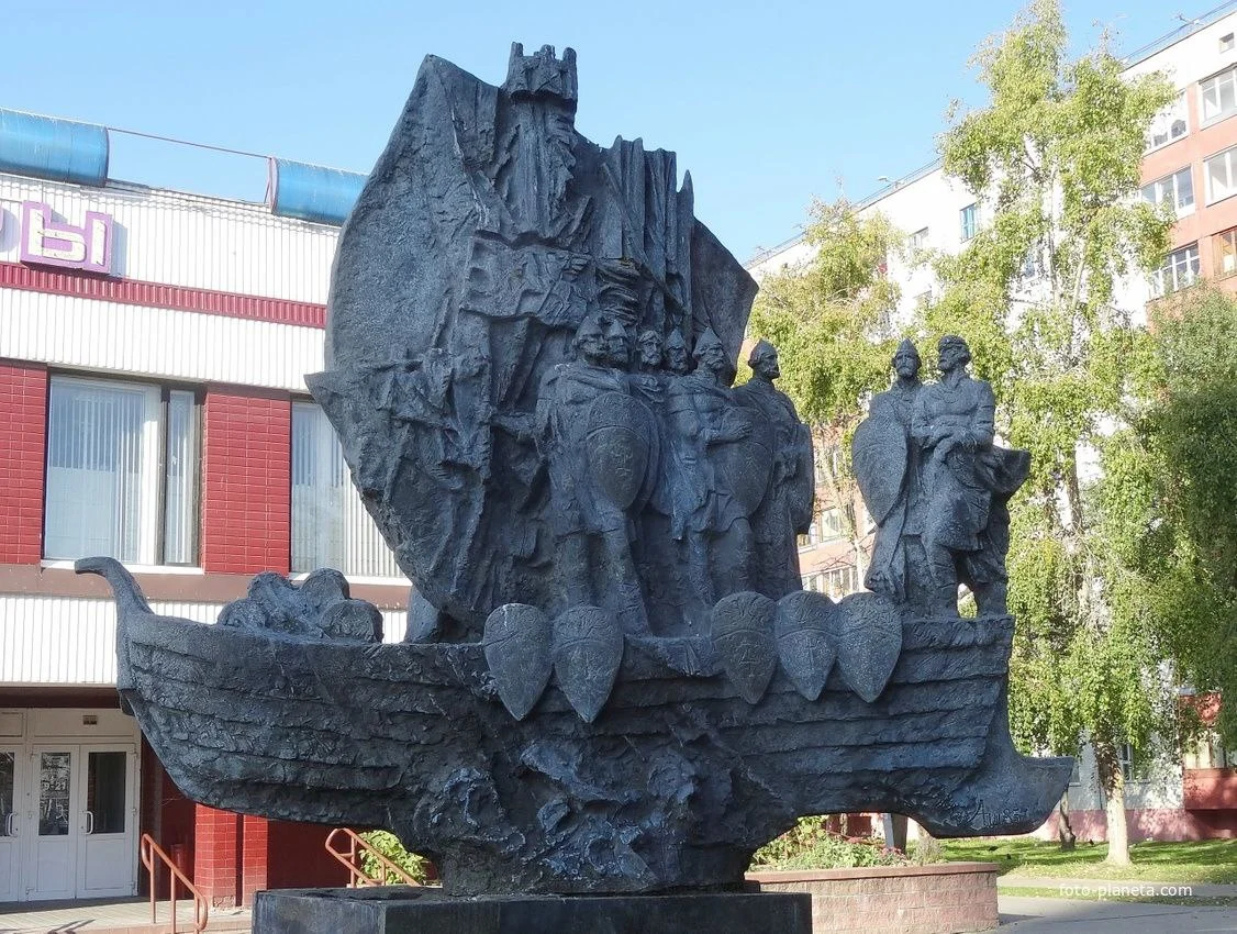 Фонтан со скульптурой «Кривичи»