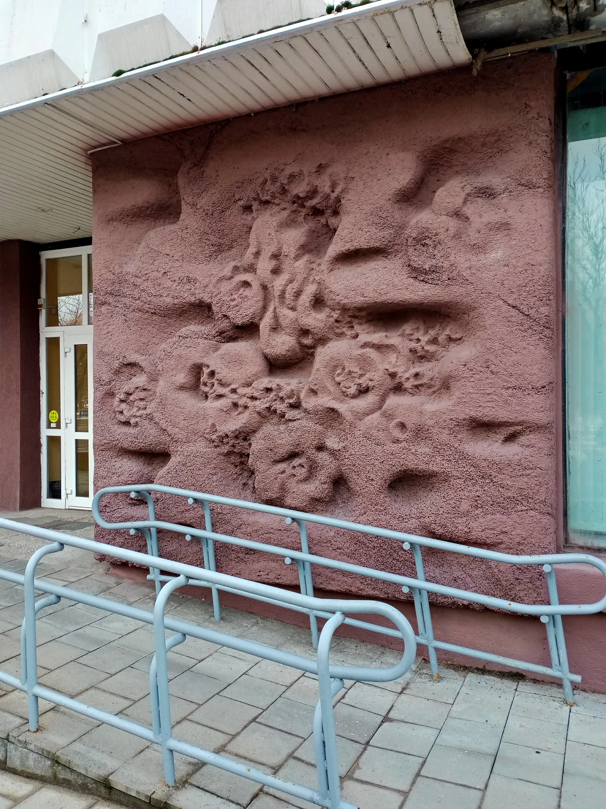 Рельефы на жилом доме по улице Богдановича