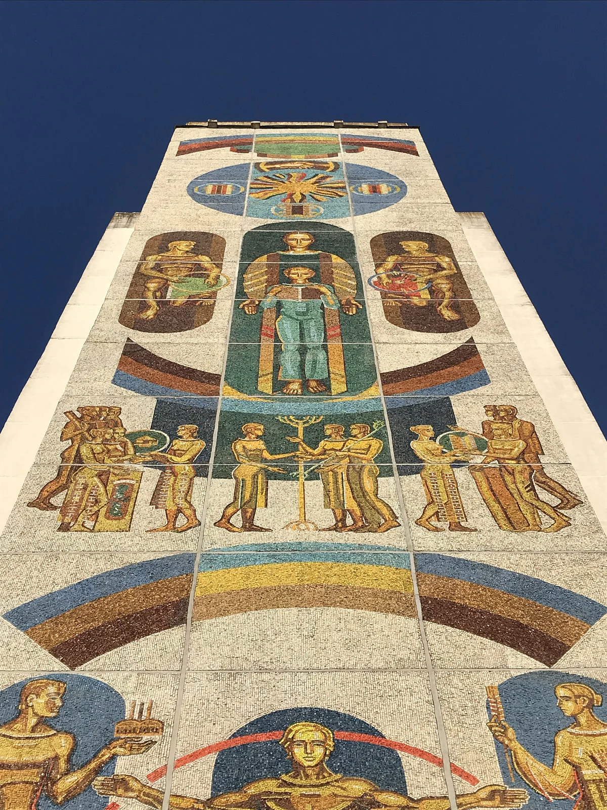 Мозаичные панно «Город герой», «Город культуры»,  «Город-строитель», «Город науки» в микрорайоне Восток.
