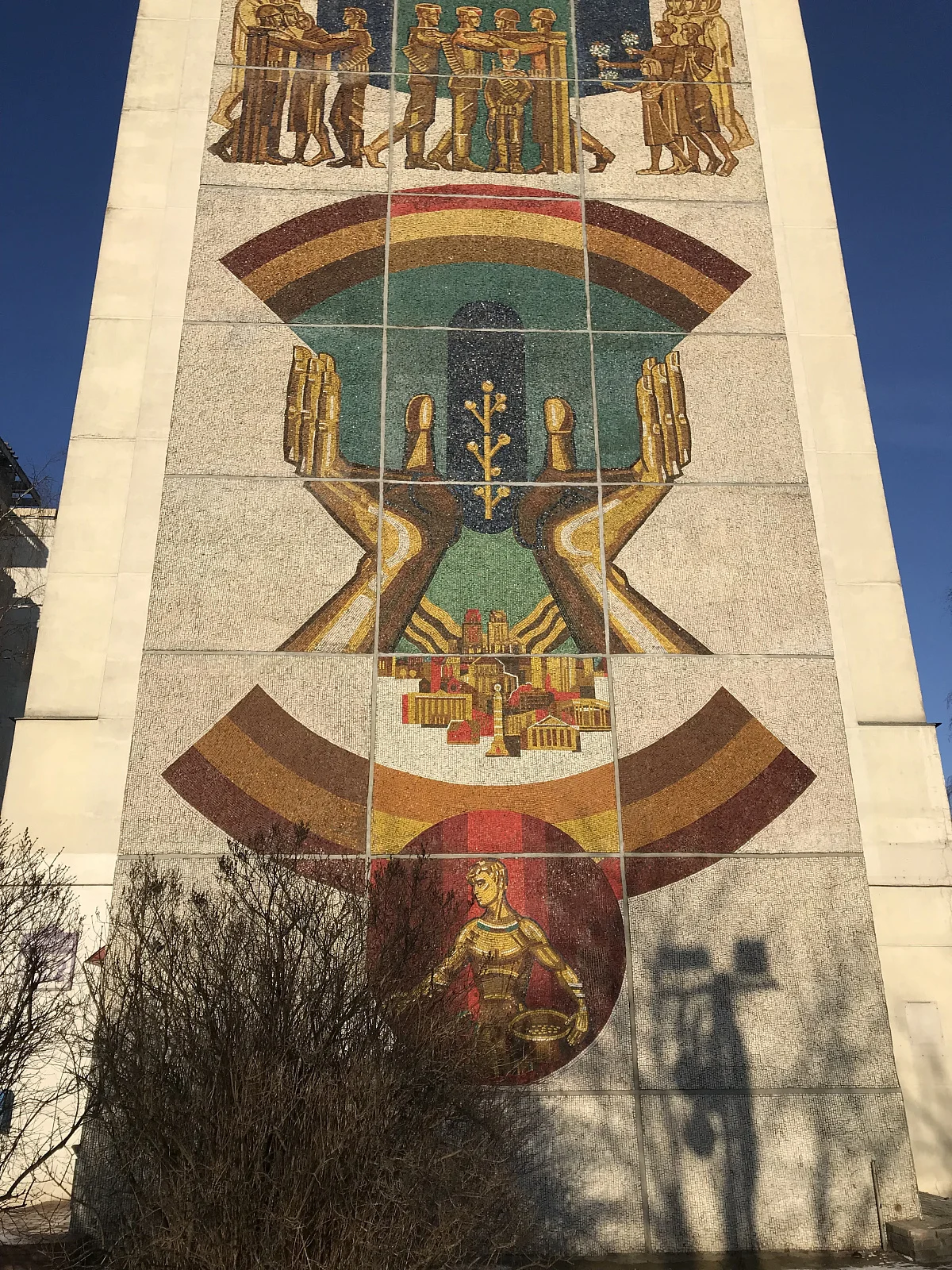 Мозаичные панно «Город герой», «Город культуры»,  «Город-строитель», «Город науки» в микрорайоне Восток.