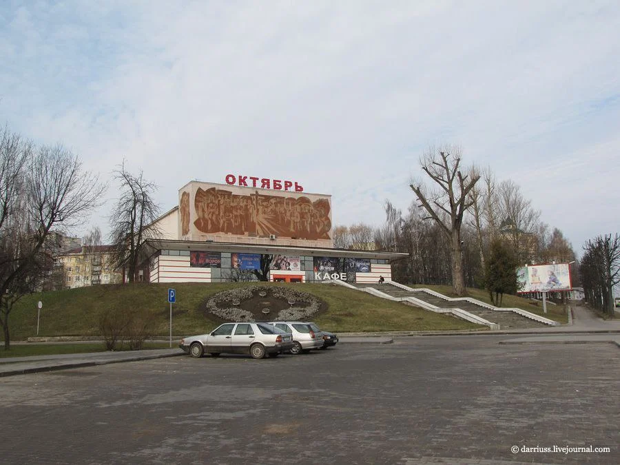 Сграффито "Беларусь революционная" на кинотеатре Октябрь